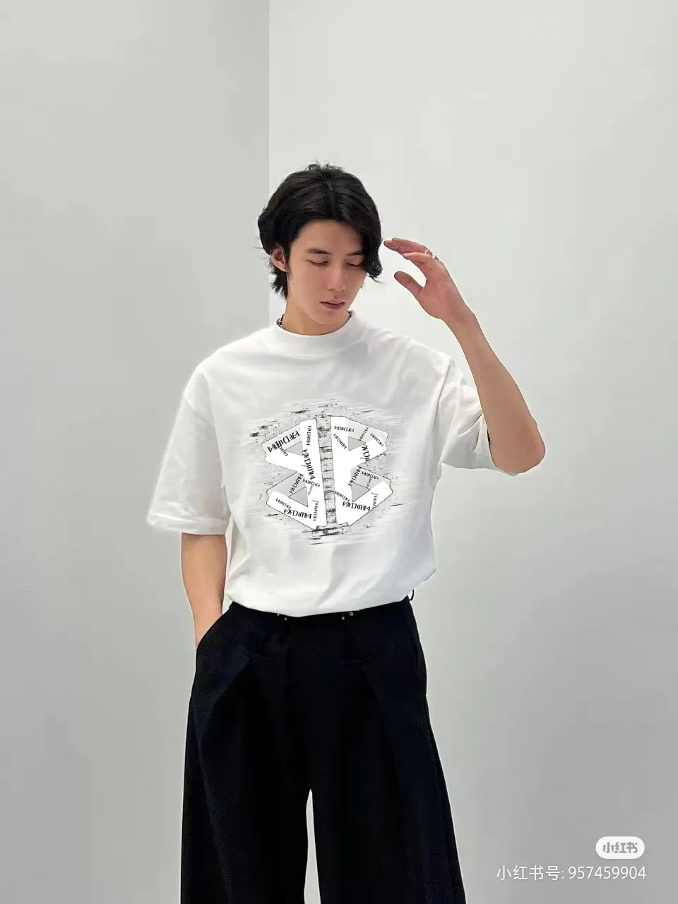 P80✨🔥 BALENCIAGA Paris lettering printed short-sleeved T-shirt. Custom-woven and dyed 300 grams of combed cotton heavyweight fabric. Zero color difference in threads. Perfect details. Different from the current currency version. Welcome to compare. Same Style for men and women. Must-sell in the picture above. Color: White Black Size: 1 2 3 4